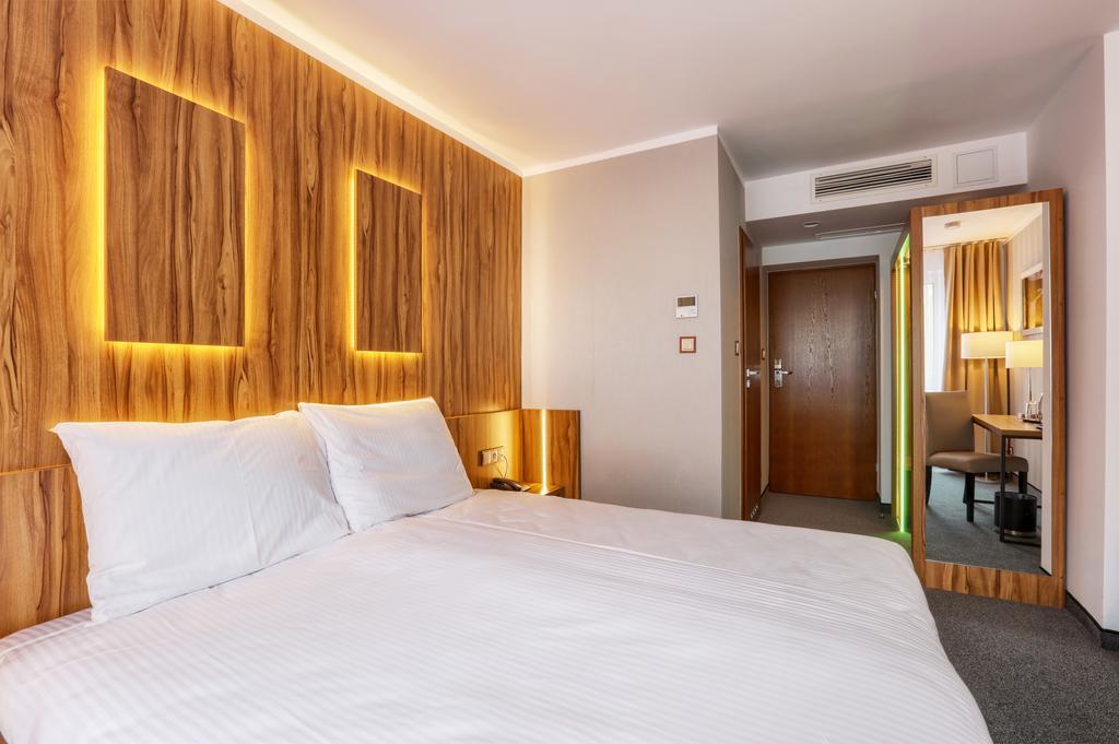 Hotel Weneda Opole Esterno foto